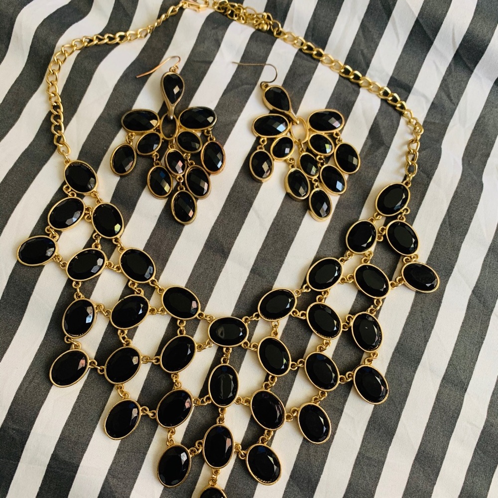 STATEMENT NECKLACE